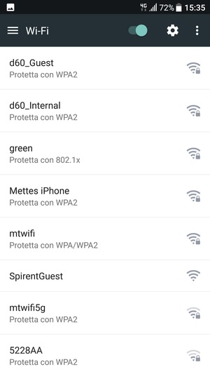 Seleziona la rete wireless a cui desideri connetterti
