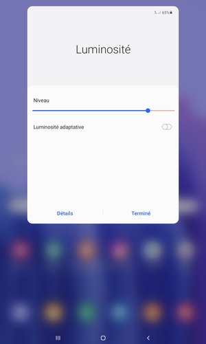 Activez l'Luminosité adaptative et sélectionnez Terminé