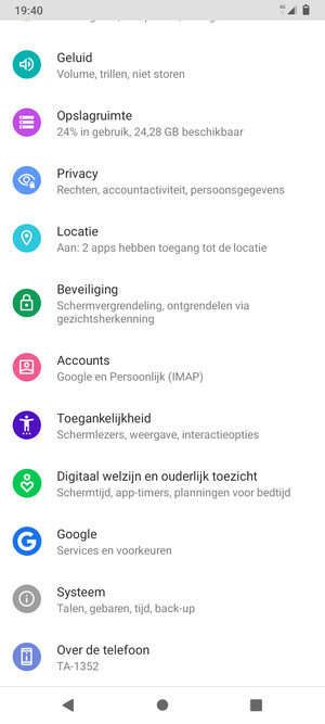 Scroll naar en selecteer Accounts