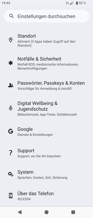 Scrollen Sie und wählen Sie Passwörter, Passkeys & Konten