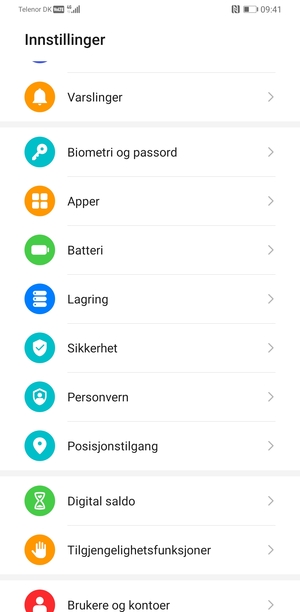 For å aktivere skjermlåsen, gå til Innstillinger-menyen og velg Biometri og passord