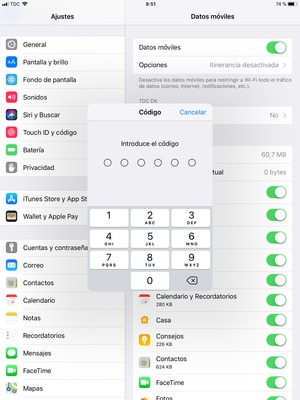Desplácese hacia abajo y seleccione Touch ID y código