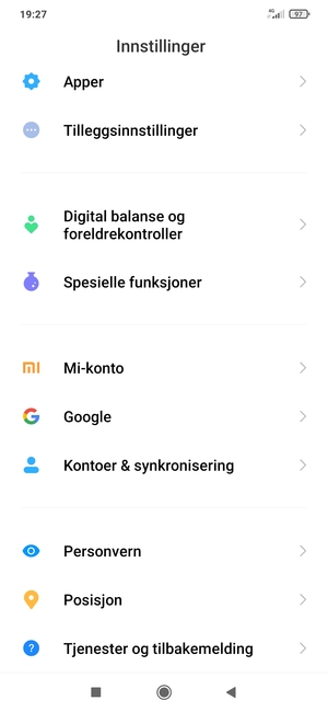 Gå tilbake til Innstillinger-menyen og velg Kontoer & synkronisering