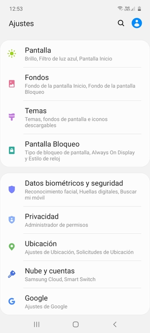 Desplácese y seleccione Nube y cuentas