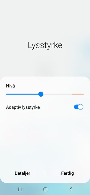Slå på Adaptiv lysstyrke og velg Ferdig