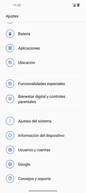 Desplácese y seleccione Usuarios y cuentas