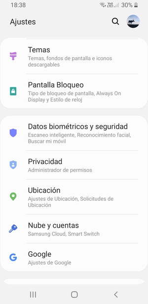 Desplácese y seleccione Nube y cuentas