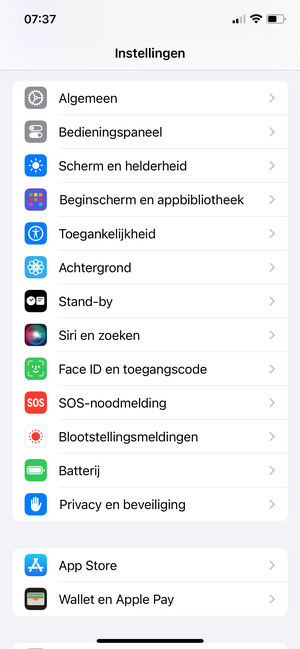Keer terug naar het Instellingen menu en scroll naar en selecteer Batterij