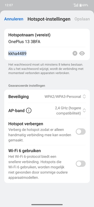 Voer een wachtwoord van een WiFi-hotspot in van ten minste 8 tekens en selecteer Opslaan
