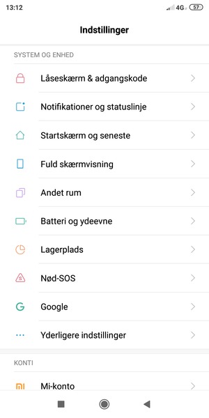 For at aktivere din skærmlås, gå til menuen Indstillinger og vælg Låseskærm & adgangskode
