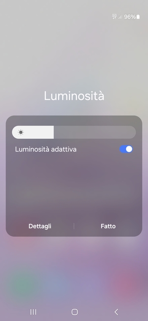 Attiva Luminosità adattiva e seleziona Fatto