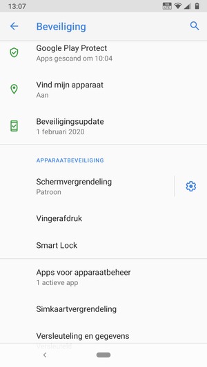 Om de pin voor de simkaart te wijzigen, scroll naar en selecteer Simkaartvergrendeling