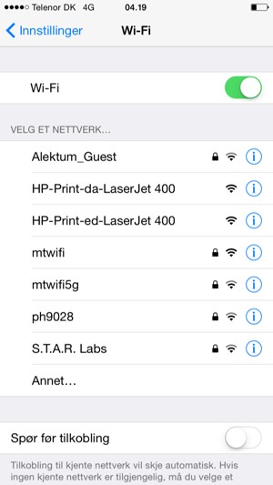 Angi Wi-Fi til PÅ. Velg det trådløse nettverket du vil koble til
