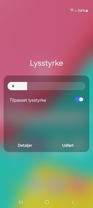 Aktiver Tilpasset lysstyrke og vælg Udført