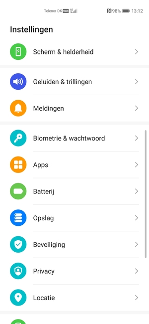 Om uw schermvergrendeling te activeren, ga naar het Instellingen-menu en selecteer Biometrie & wachtwoord