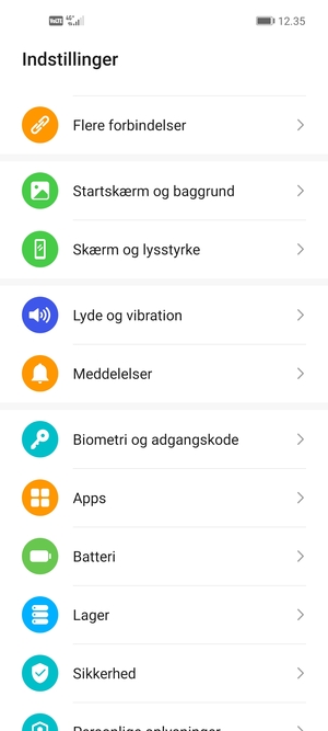 For at aktivere din skærmlås, gå til menuen Indstillinger og vælg Biometri og adgangskode