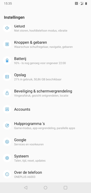 Scroll naar en selecteer Accounts
