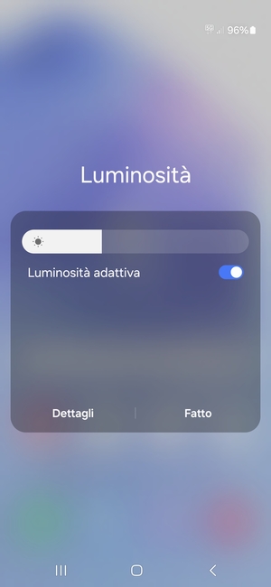 Attiva Luminosità adattiva e seleziona Fatto