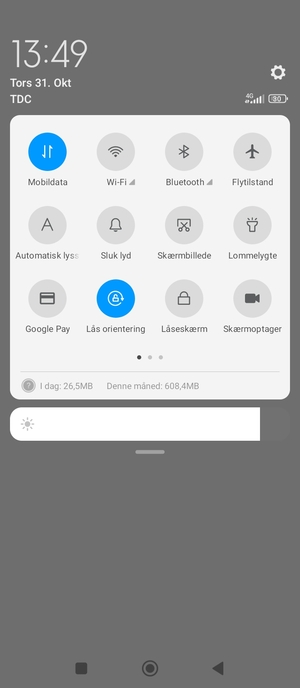 Vælg Automatisk lysstyrke