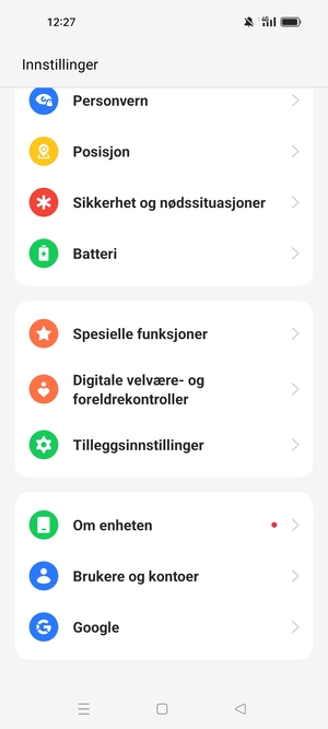 Gå tilbake til Innstillinger-menyen og bla til og velg Brukere og kontoer