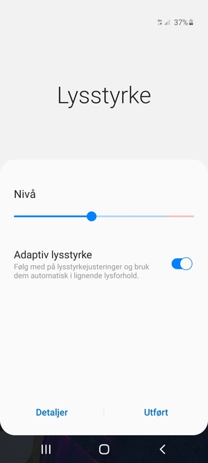 Slå på Adaptiv lysstyrke og velg Utført