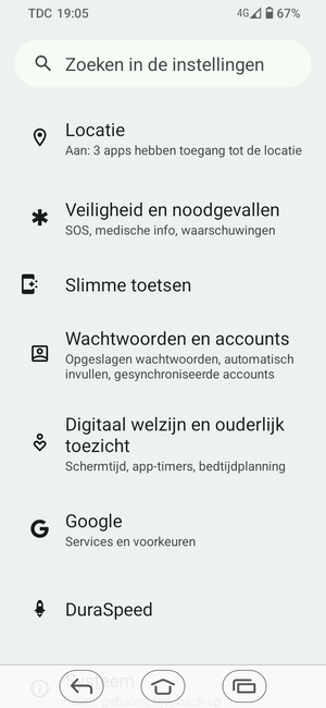 Scroll naar en selecteer Wachtwoorden en accounts