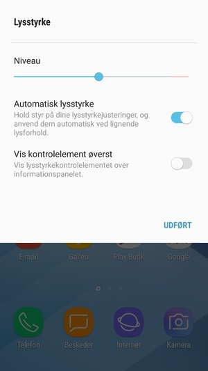 Aktiver Automatisk lysstyrke og vælg UDFØRT