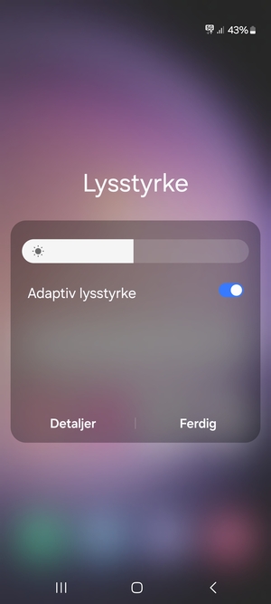 Slå på Adaptiv lysstyrke og velg Ferdig