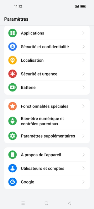Retournez au menu Paramètres, faites défiler et sélectionnez Utilisateurs et comptes