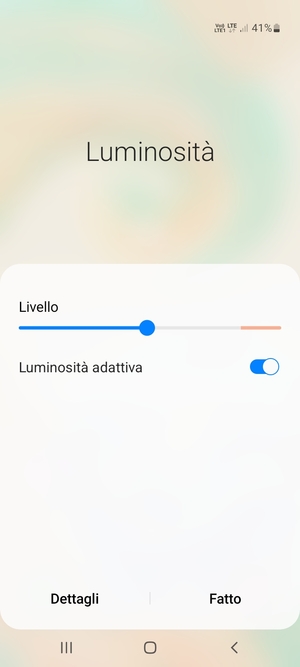 Attiva Luminosità adattiva e seleziona Fatto