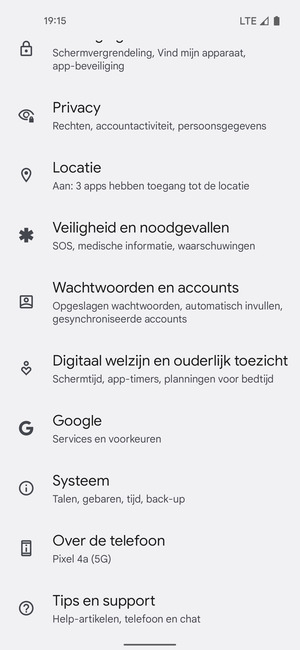 Scroll naar en selecteer Wachtwoorden en accounts