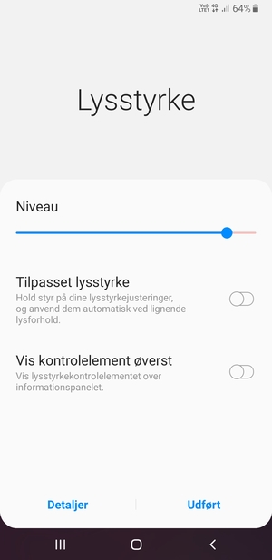 Aktiver Tilpasset lysstyrke og vælg Udført