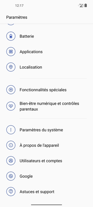 Faites défiler et sélectionnez Utilisateurs et comptes