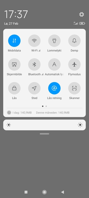 Velg Automatisk lysstyrke