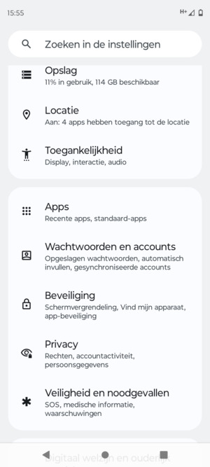 Keer terug naar het Instellingen menu en selecteer Wachtwoorden en accounts