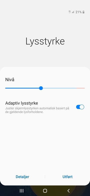 Slå på Adaptiv lysstyrke og velg Utført