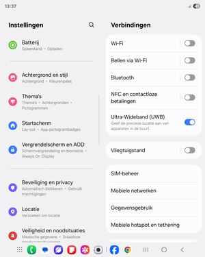 Om uw schermvergrendeling te activeren, ga naar het Instellingen-menu en selecteer Vergrendelscherm en AOD