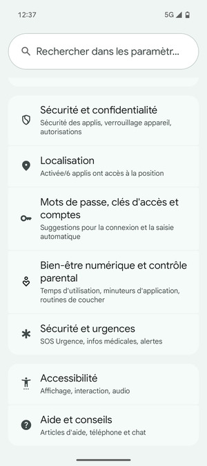 Retournez au menu Paramètres et  sélectionnez Mots de passe, clés d'accès et comptes