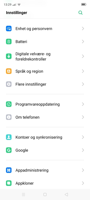Gå tilbake til Innstillinger-menyen og bla til og velg Kontoer og synkronisering