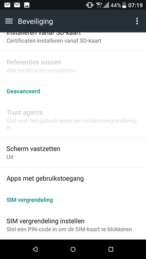 Om de pin voor de simkaart te wijzigen, keert u terug naar het menu Beveiliging en scrollt u naar en selecteert SIM vergrendeling instellen