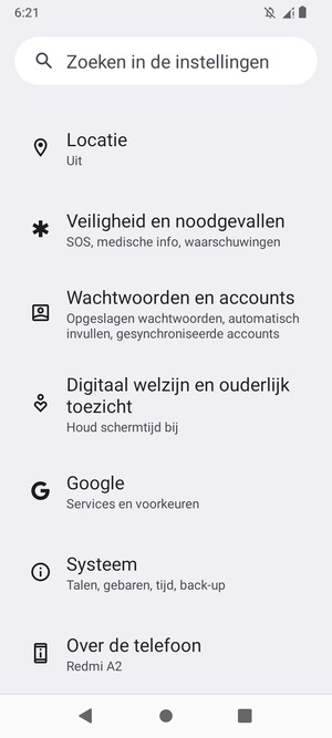 Keer terug naar het Instellingen menu en selecteer Wachtwoorden en accounts
