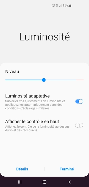 Activez l'Luminosité adaptative et sélectionnez Terminé