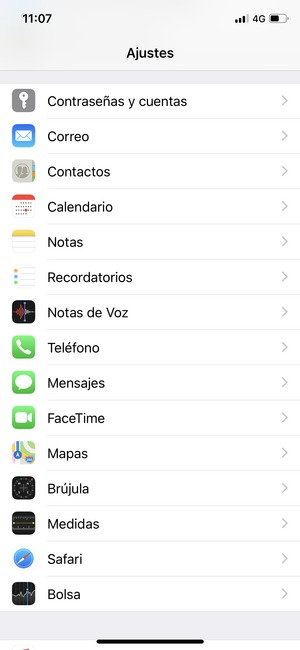 Desplácese y seleccione Contraseñas y cuentas