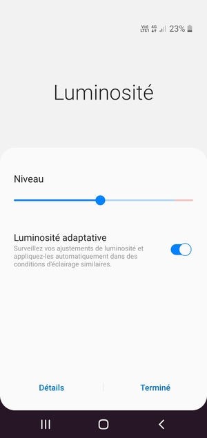 Activez l'Luminosité adaptative et sélectionnez Terminé