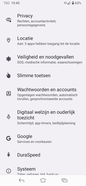 Keer terug naar het Instellingen menu en selecteer Wachtwoorden en accounts