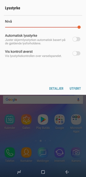 Slå på Automatisk lysstyrke og velg UTFØRT