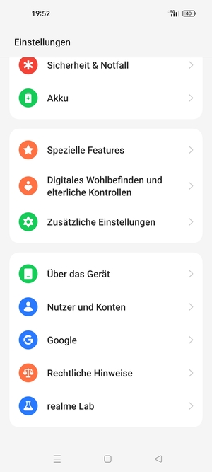 Scrollen Sie und wählen Sie Über das Gerät