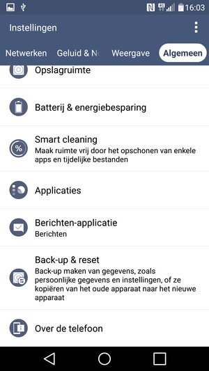 Scroll naar en selecteer Back-up & reset
