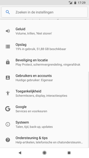 Keer terug naar het Instellingen menu en selecteer Gebruikers en accounts