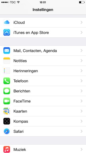 Om de pin voor de simkaart te wijzigen, keert u terug naar het menu Instellingen en scrollt u naar en selecteert Telefoon